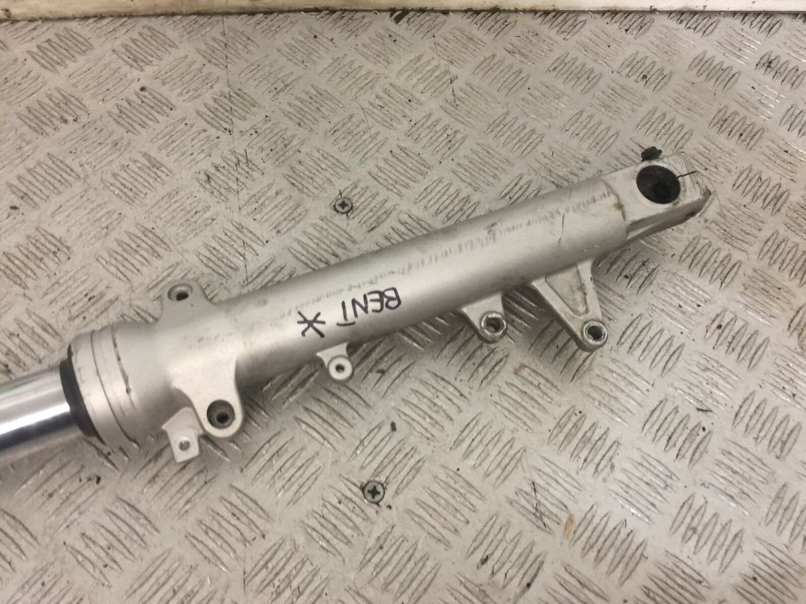 SUZUKI GSF650 GSF 650 RIGHT FORK (BENT) YEAR 2008-12  (STOCK 829)