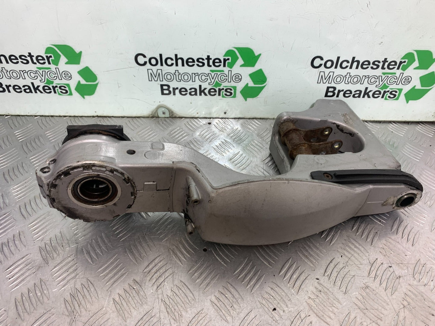 TRIUMPH 955i SPRINT ST SWINGARM YEAR 1999-04 (CMB1230)