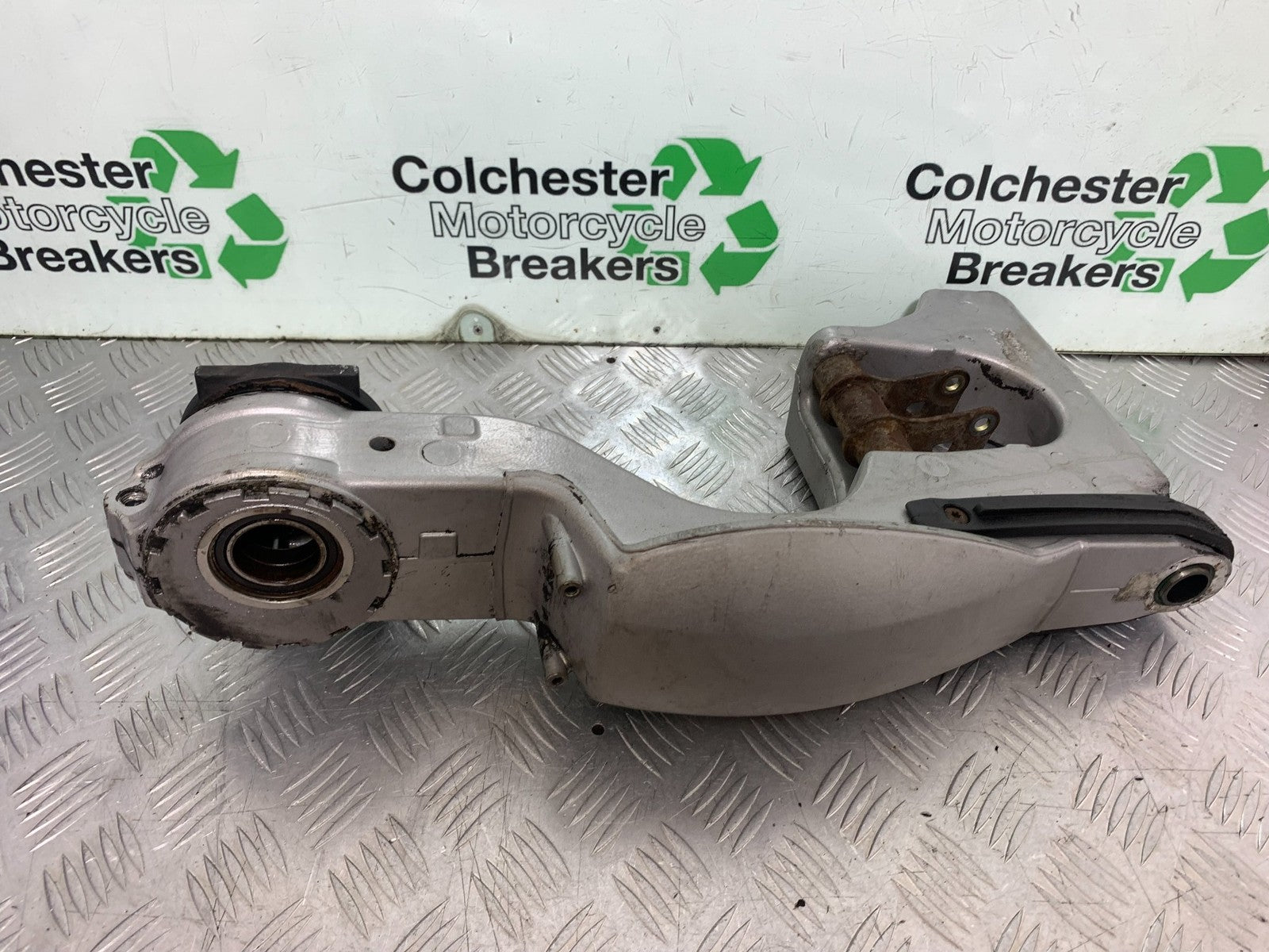 TRIUMPH 955i SPRINT ST SWINGARM YEAR 1999-04 (CMB1230)