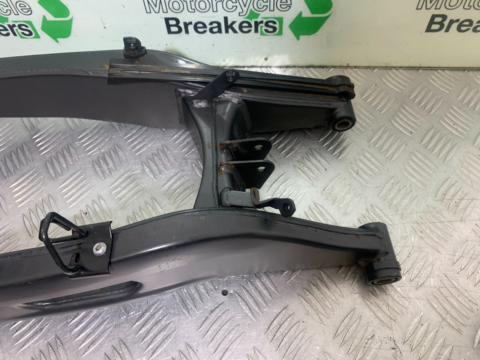 YAMAHA YZF R7 SWINGARM YEAR 2022-2025 (CMB1255)