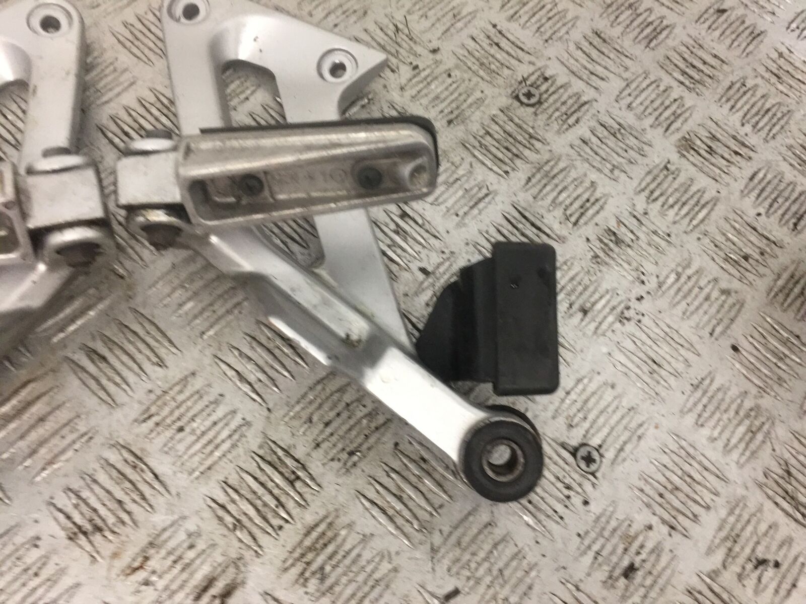 YAMAHA FJR1300 FJR 1300 REAR HANGERS AND PEGS  YEAR 2001-05 (STOCK 814)