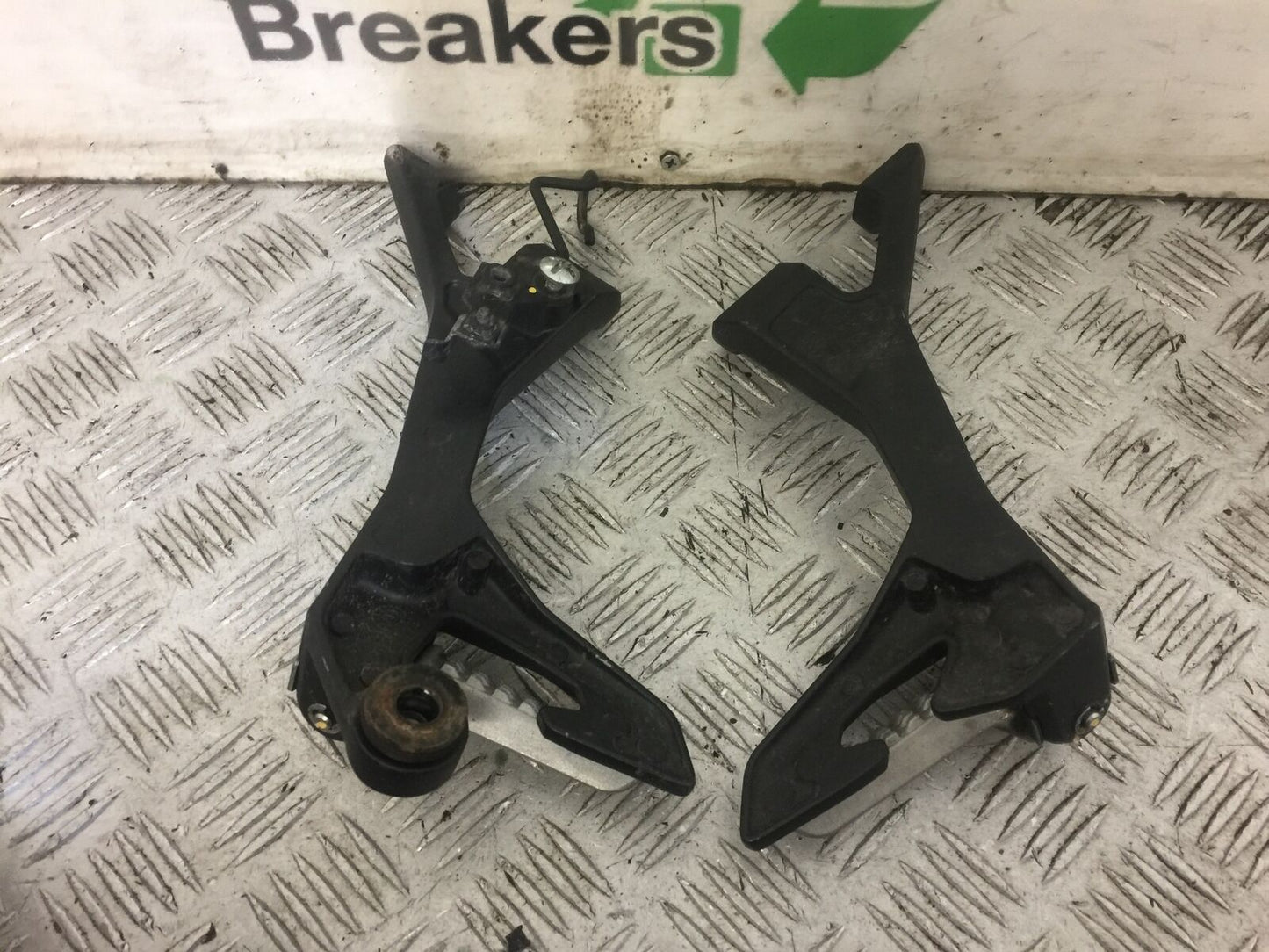 KAWASAKI Z400 Z 400 REAR HANGER AND PEGS   YEAR 2019  (STOCK 672)