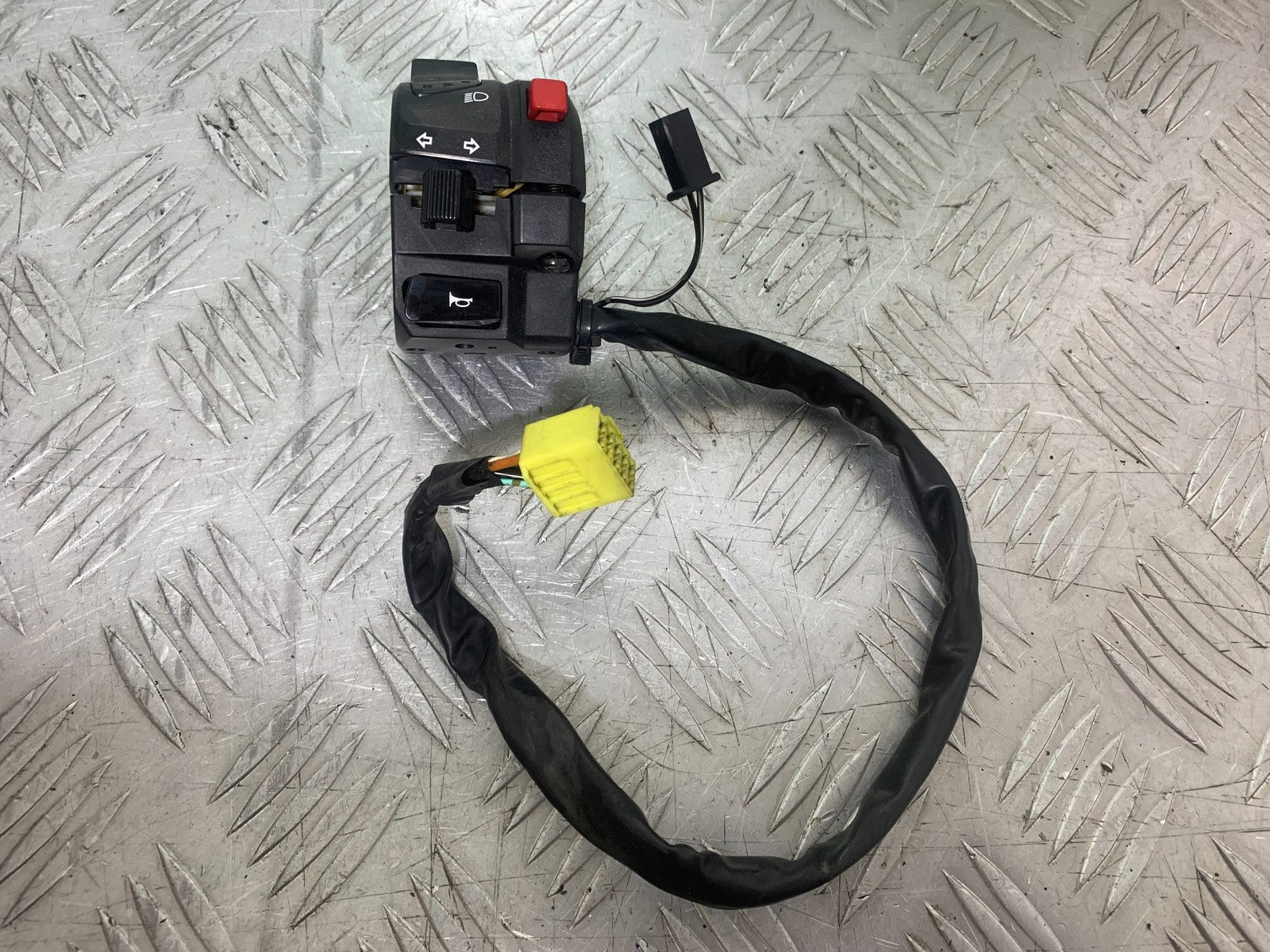 SUZUKI GSXR750 GSXR 750 K4 K5 LEFT SWITCH GEAR   2004-2005 (CMB1319)