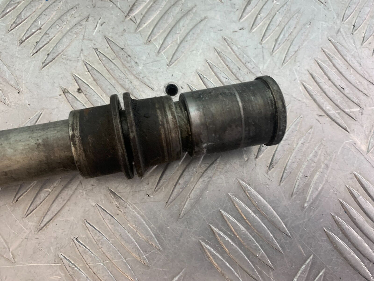 KAWASAKI ZX6R ZX6 J FRONT WHEEL SPINDLE  YEAR 2000 (CMB1129)