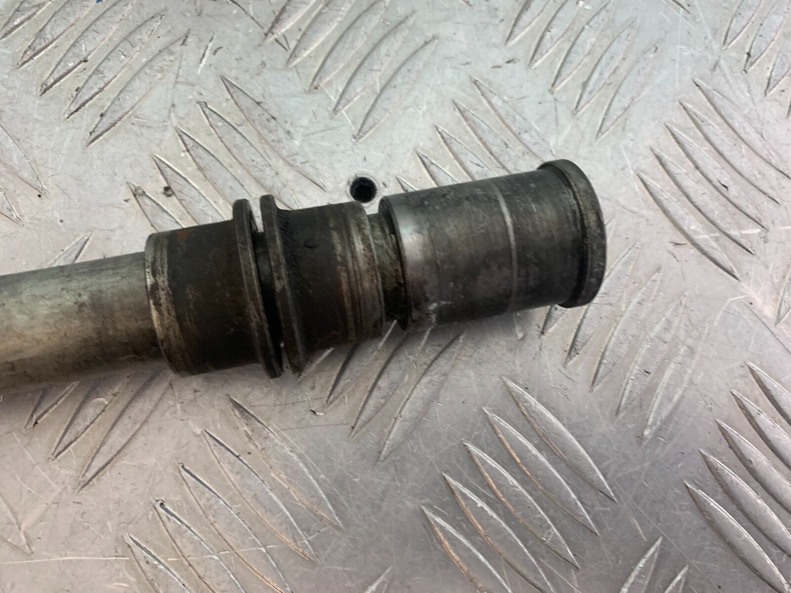 KAWASAKI ZX6R ZX6 J FRONT WHEEL SPINDLE  YEAR 2000 (CMB1129)