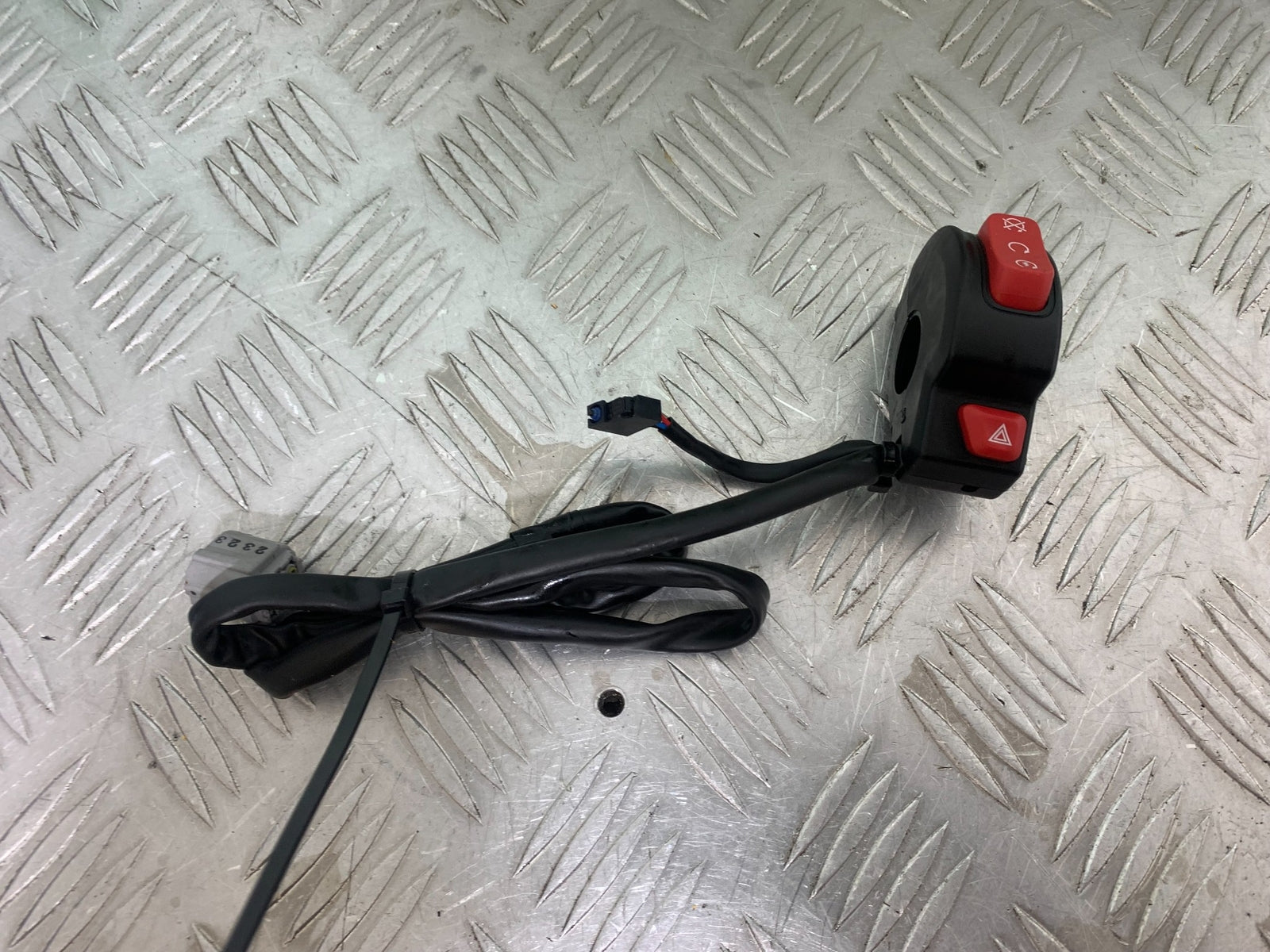 TRIUMPH TRIDENT 660 RIGHT SWITCH GEAR   YEAR 2021-2024 (CMB1148)