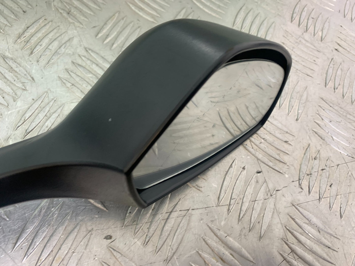 TRIUMPH 1050 SPRINT ST RIGHT MIRROR   YEAR 2004-2007 (CMB1197)
