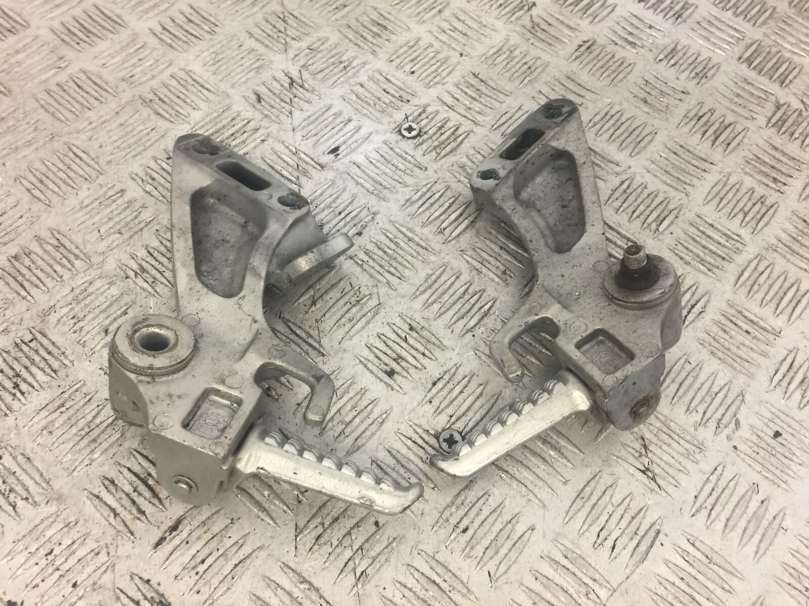 KAWASAKI ZZR1200 ZZR 1200 REAR HANGERS AND PEGS   2002-2005 (STOCK 678)