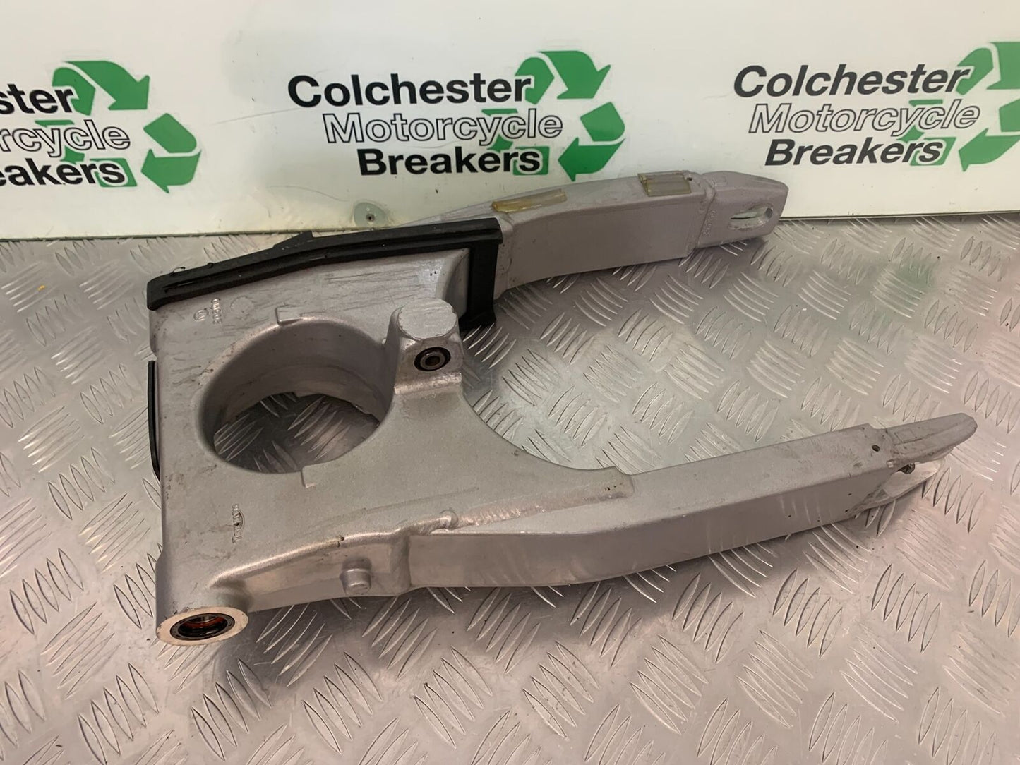 TRIUMPH 955I SPRINT RS SWINGARM  YEAR 1999-04 (STOCK 989)