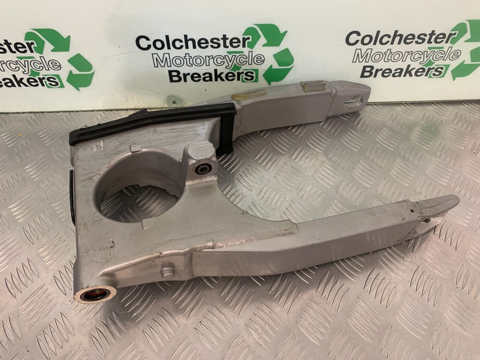 TRIUMPH 955I SPRINT RS SWINGARM  YEAR 1999-04 (STOCK 989)
