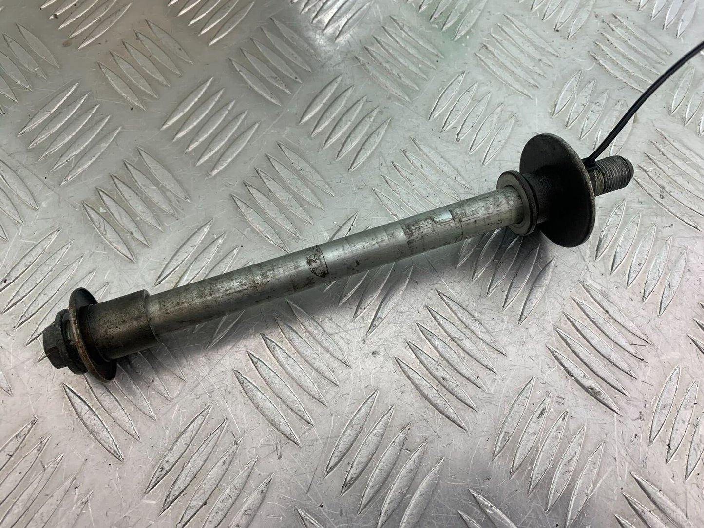 SUZUKI GSF600 GSF 600 BANDIT FRONT WHEEL SPINDLE  YEAR 2001-2003 (CMB1102)