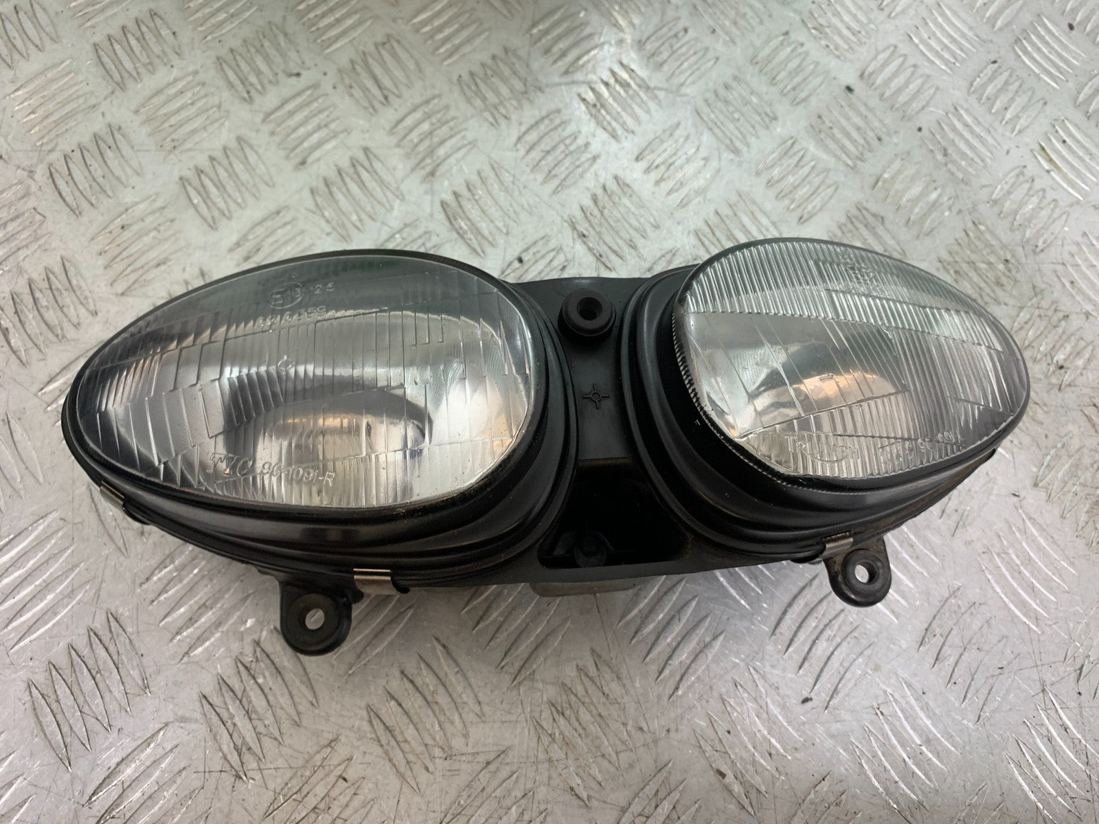 TRIUMPH 955I SPRINT RS HEADLIGHT YEAR 1999-03 (CMB1313)