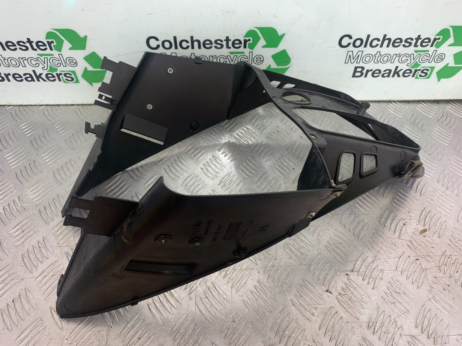 APRILIA RSV1000 R FACTORY MILLE FAIRING V-PIECE 2004-09 (CMB1203)