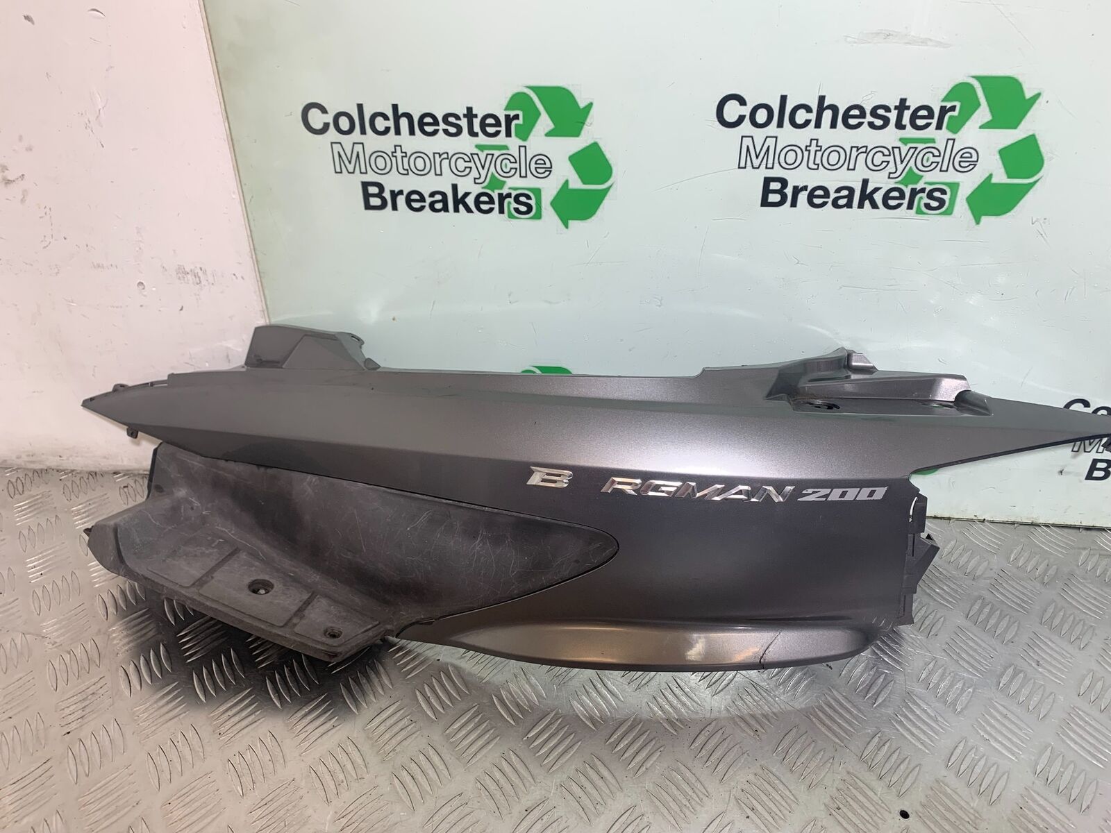 SUZUKI AN 200 UN 200 BURGMAN LEFT SEAT PANEL YEAR 2007-09 (CMB1128)