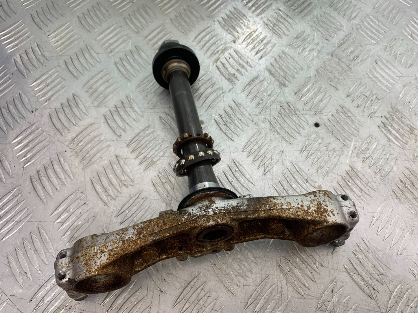 SUZUKI GSF600 GSF 600 BANDIT BOTTOM YOKE   2000-2004 (CMB1269)