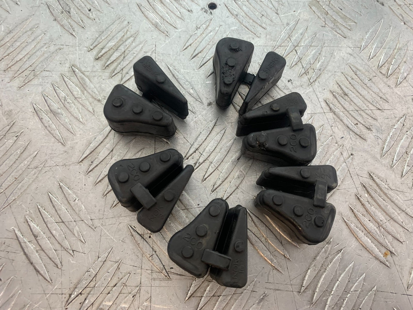 YAMAHA YZF R1 14 B BIG BANG CUSH DRIVE RUBBERS   2009-14 (CMB1175)