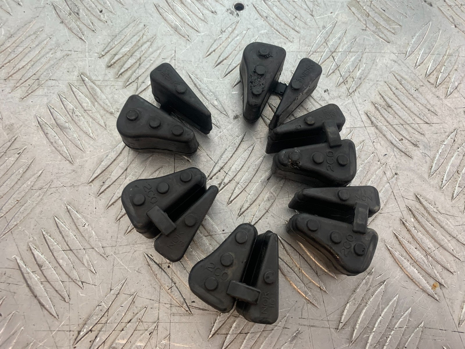 YAMAHA YZF R1 14 B BIG BANG CUSH DRIVE RUBBERS   2009-14 (CMB1175)