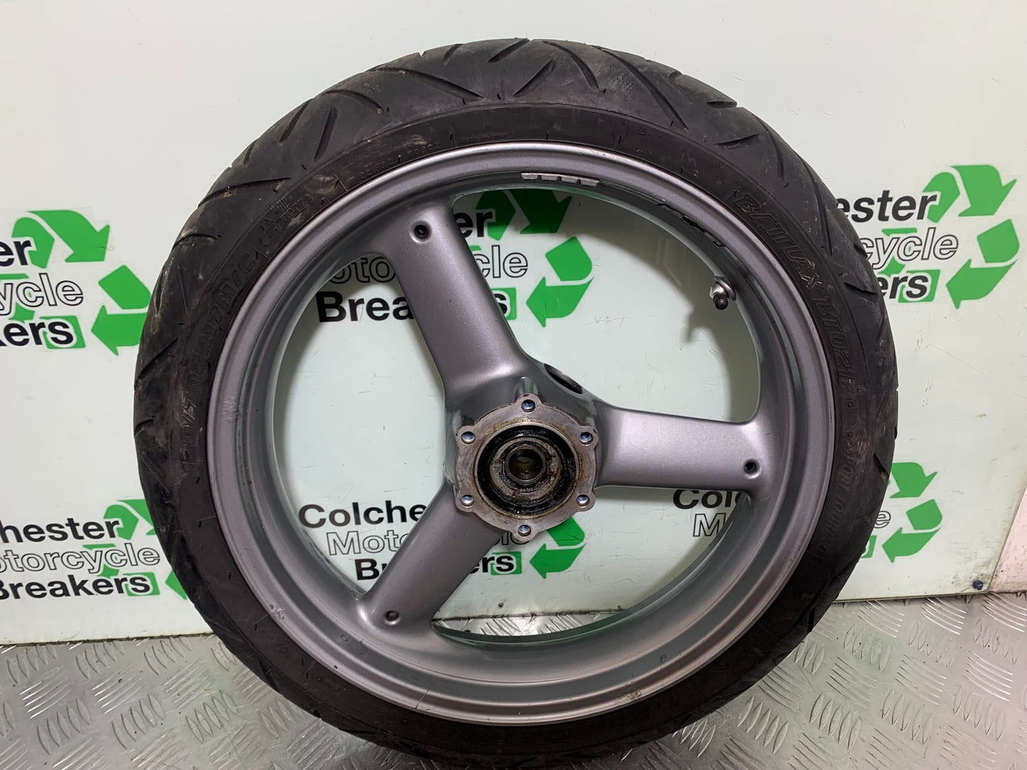 TRIUMPH 955i SPRINT ST FRONT WHEEL  YEAR 1999-04 (CMB1230)