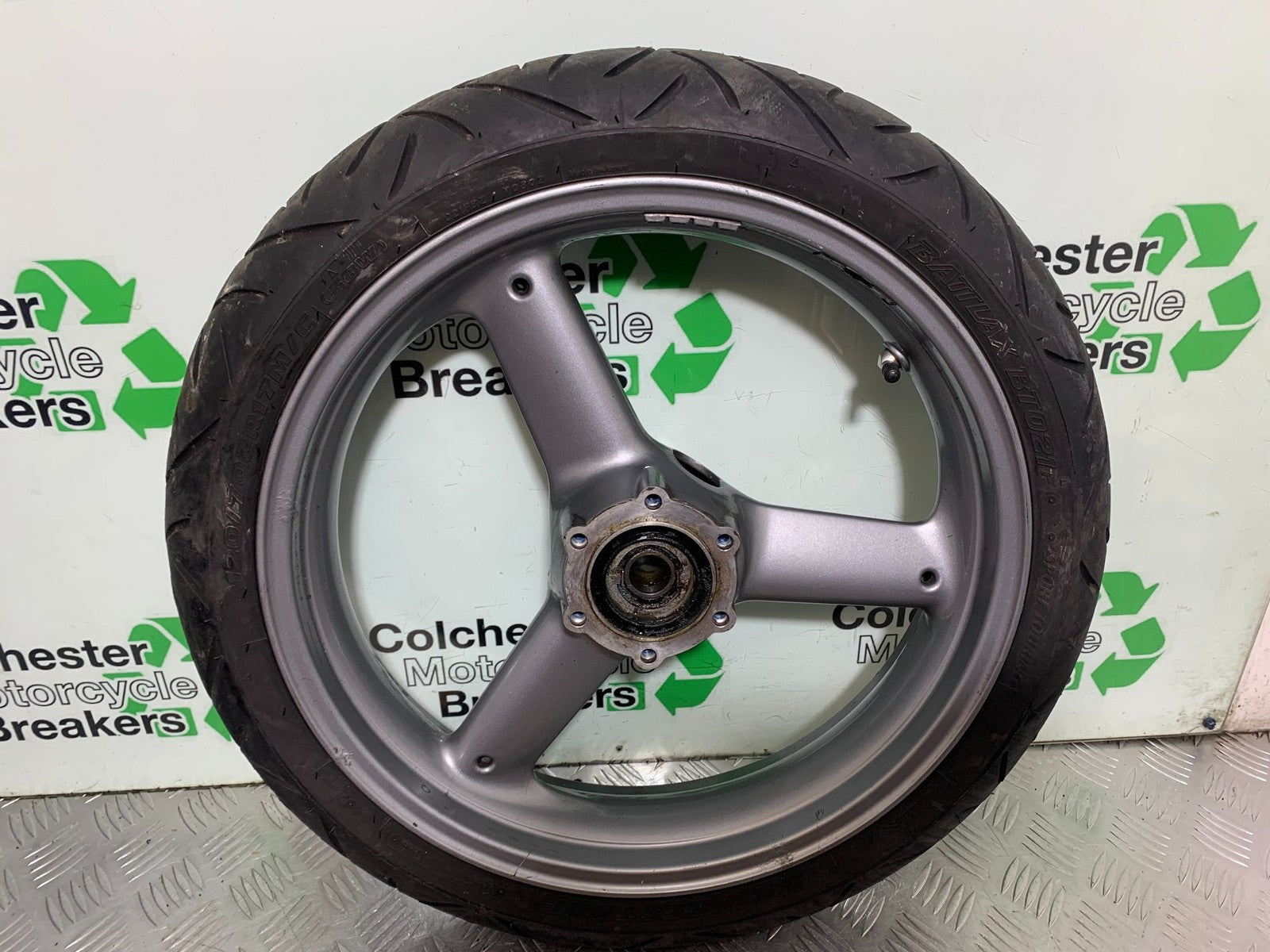 TRIUMPH 955i SPRINT ST FRONT WHEEL  YEAR 1999-04 (CMB1230)