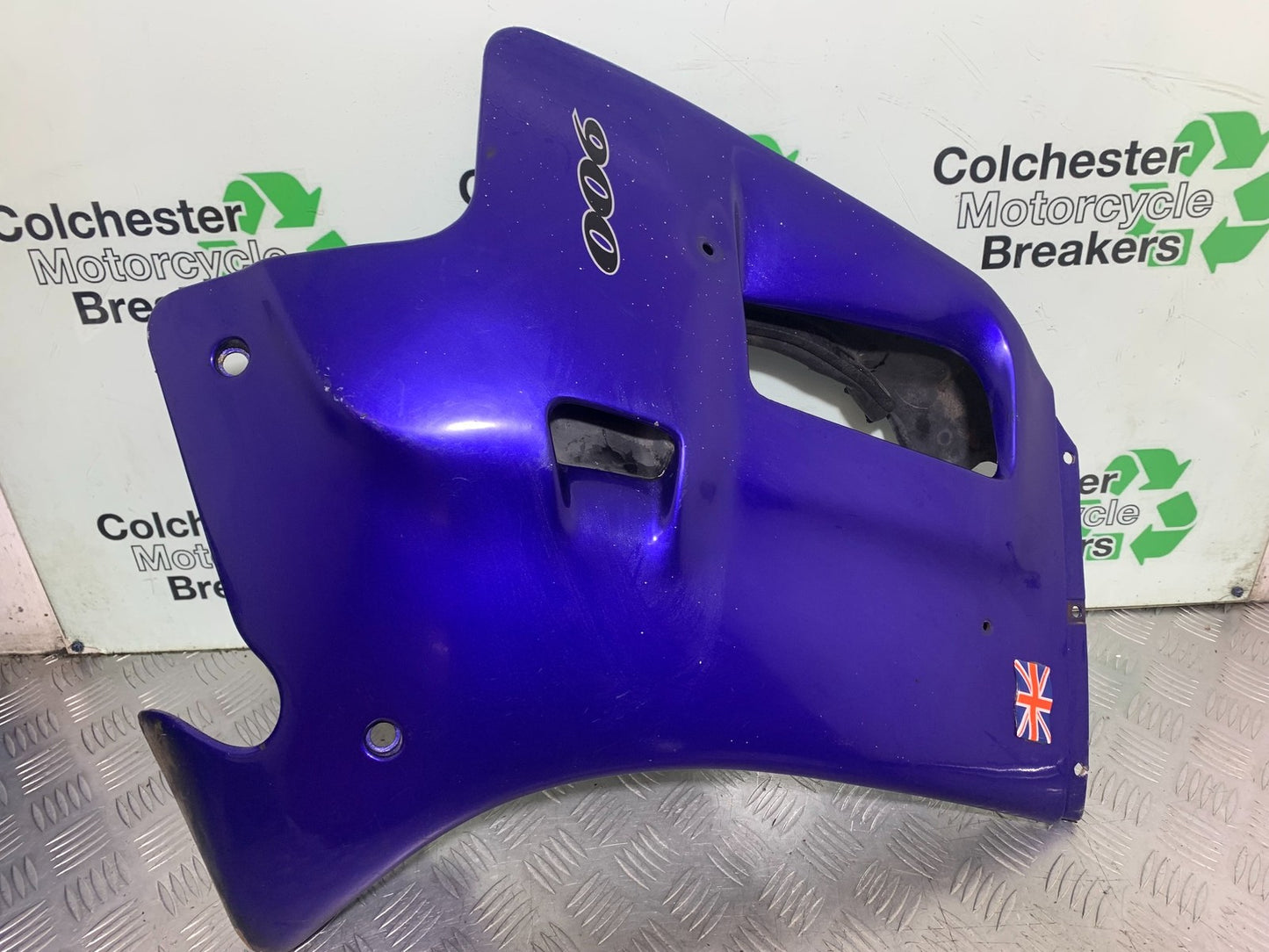TRIUMPH TROPHY 900 RIGHT FAIRING PANEL    YEAR 1991-95 (CMB1251)