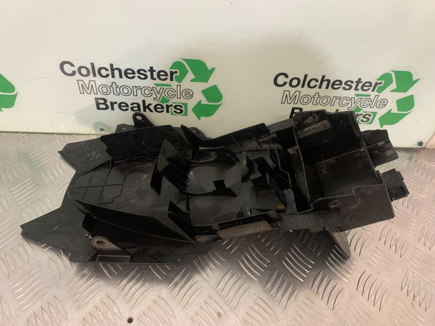 SUZUKI SV1000 SV 1000 K4 UNDERTRAY  YEAR 2004 (STOCK 990)