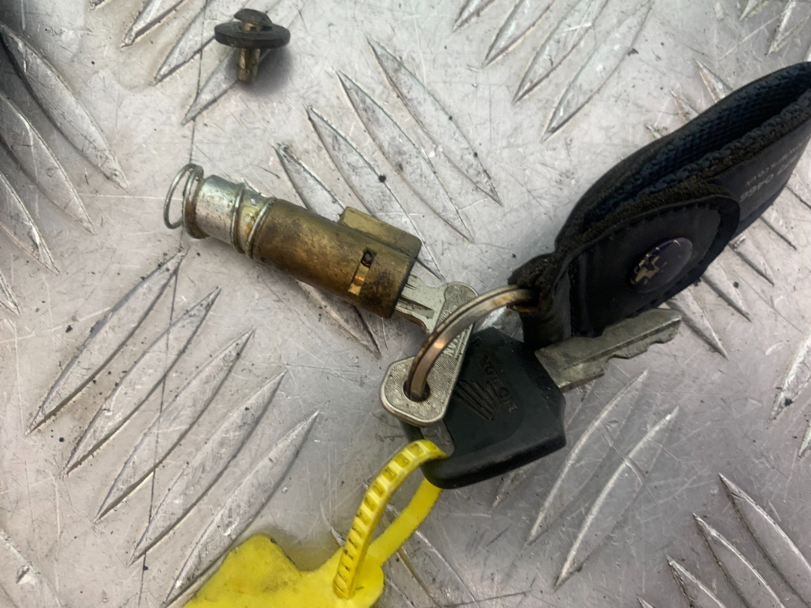 HONDA VTX1300 S-6  LOCKS AND KEY  YEAR 2004-09 (CMB1159)