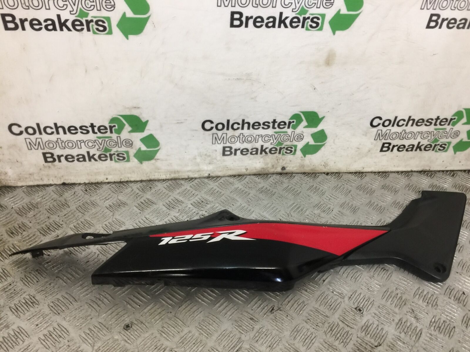 HONDA CBR125 CBR 125 RIGHT SEAT PANEL  YEAR 2007-10 (STOCK 884)