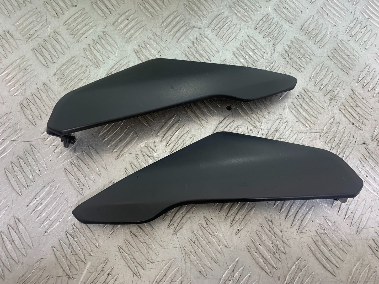 SUZUKI GSXR750 GSXR 750 K4 K5 LEFT AND RIGHT SIDE INFILLS   2004-2005 (CMB1319)