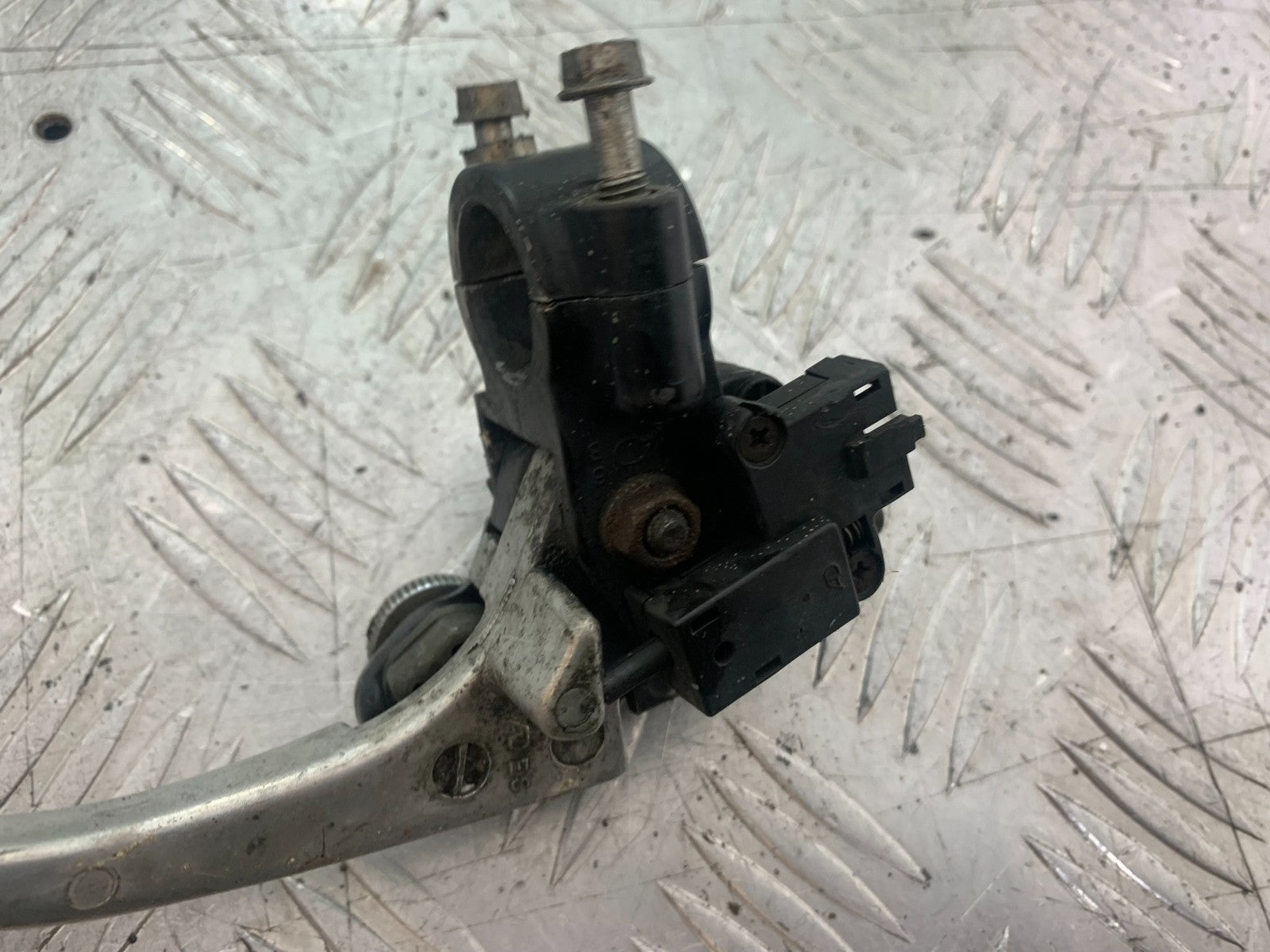 KAWASAKI ZX9R ZX9 C CLUTCH LEVER AND BRACKET  YEAR 1998-99 (CMB1213)
