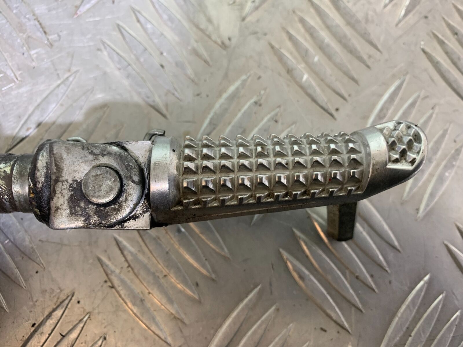 SUZUKI GSX S 1000 GSX-S 1000 FRONT LEFT FOOTPEG  YEAR 2016-2019 (CMB1082)