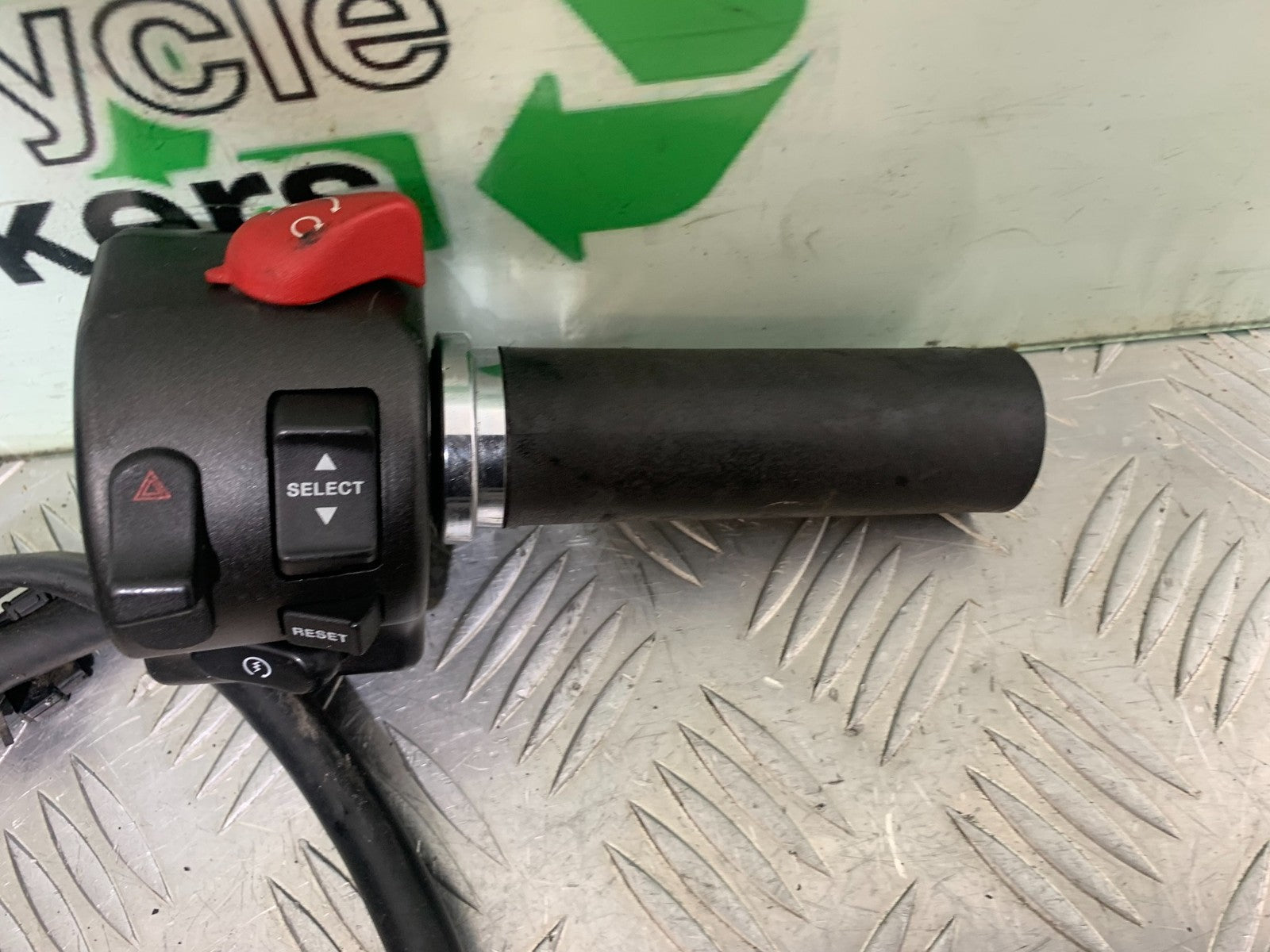 YAMAHA XVS 1300 MIDNIGHT STAR RIGHT SWITCH GEAR  YEAR 2007-16 (CMB1200)