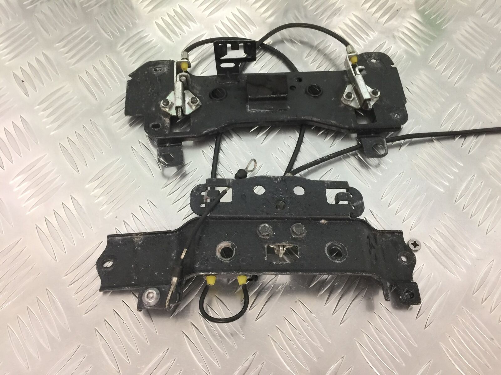KAWASAKI Z1000 Z 1000 SEAT CATCHES AND CABLES YEAR 2007-2009  (STOCK 927)