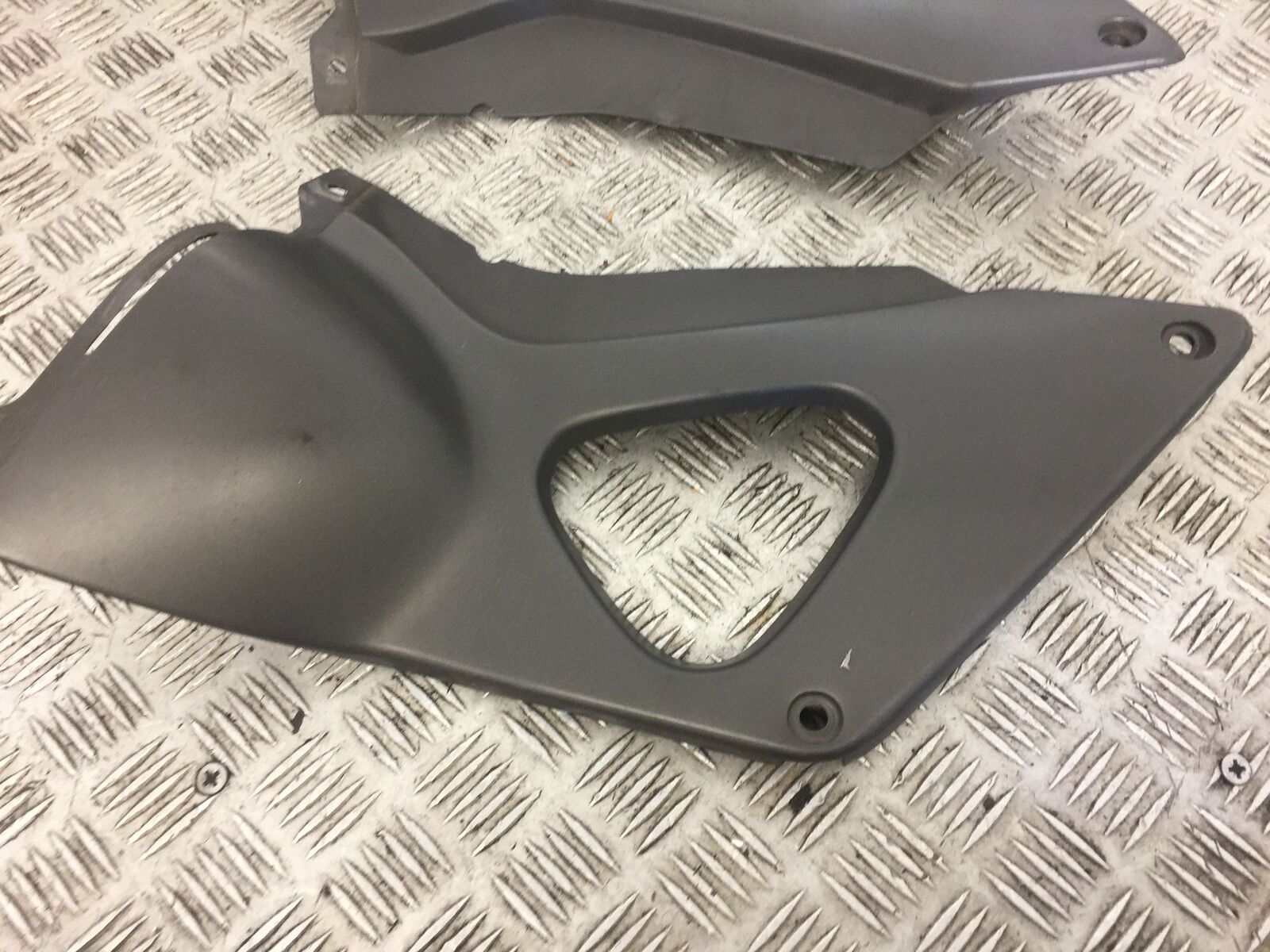 HONDA XL1000 VARADERO LEFT AND RIGHT SEAT PANELS YEAR 2002 (STOCK 595)