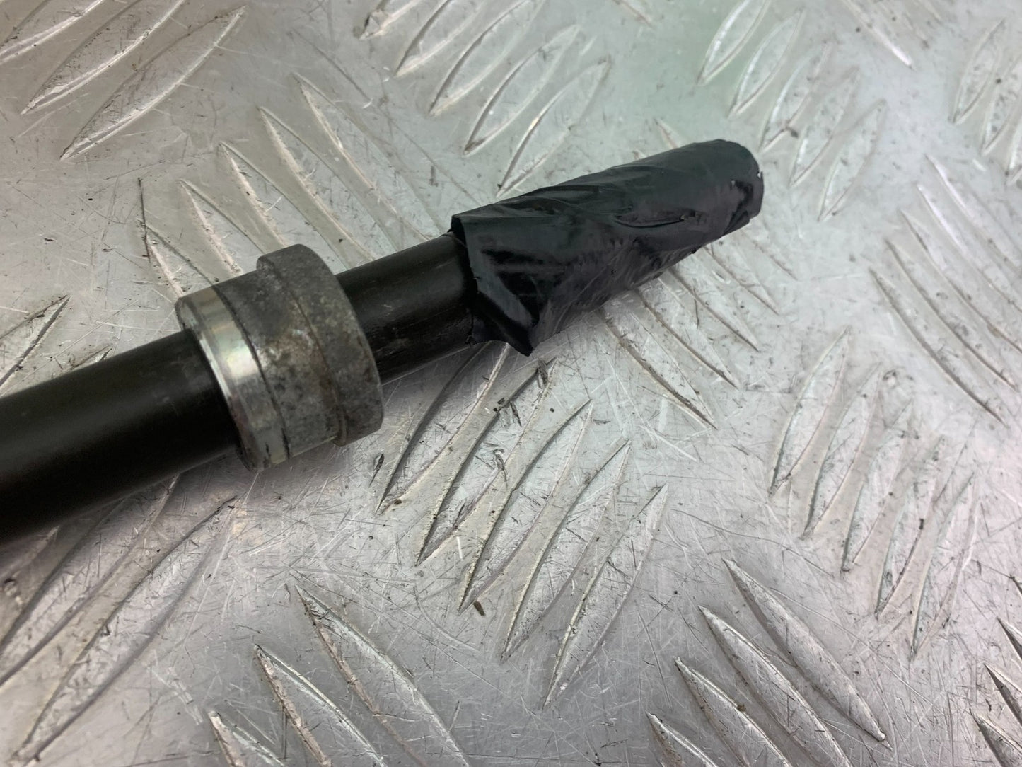 YAMAHA XJ900 XJ 900 DIVERSION FRONT WHEEL SPINDLE  YEAR 1994-2002 (CMB1292)