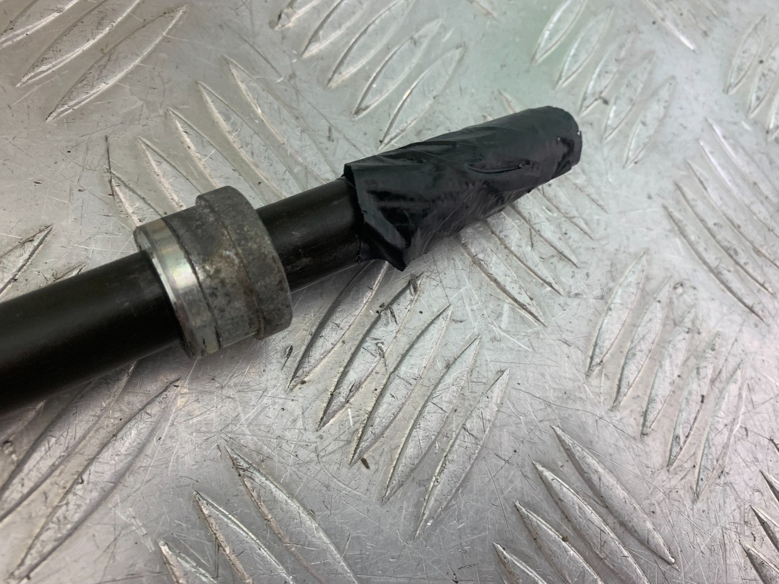 YAMAHA XJ900 XJ 900 DIVERSION FRONT WHEEL SPINDLE  YEAR 1994-2002 (CMB1292)