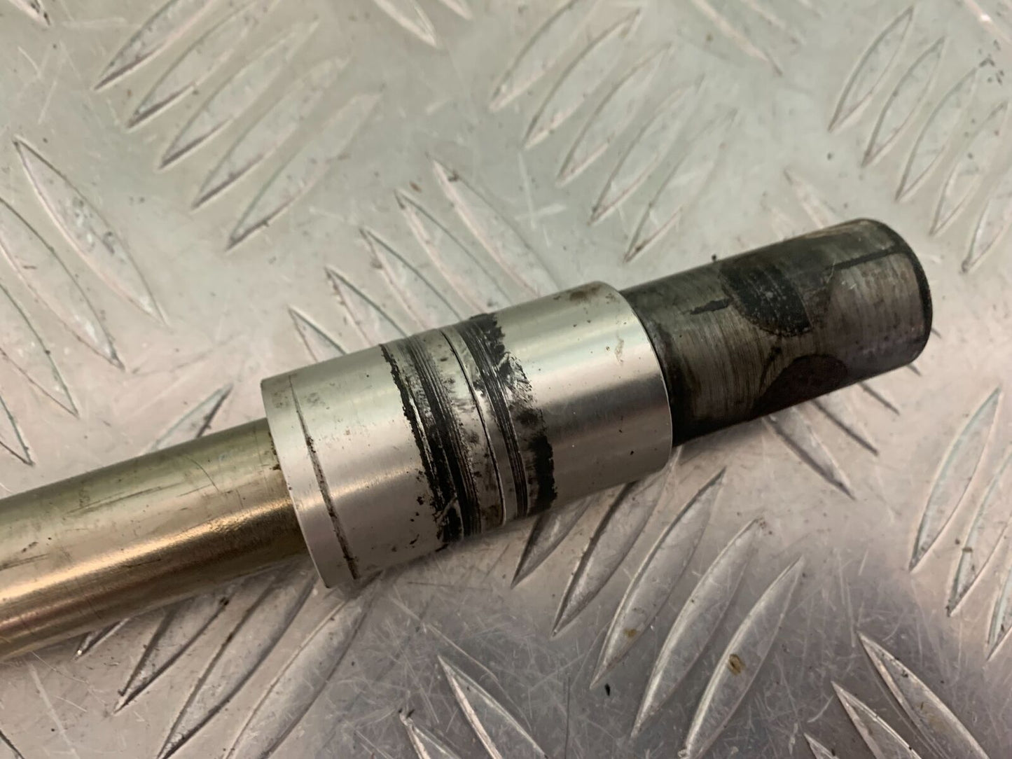 TRIUMPH 675 STREET TRIPLE FRONT WHEEL SPINDLE  YEAR 2008 (STOCK 984)
