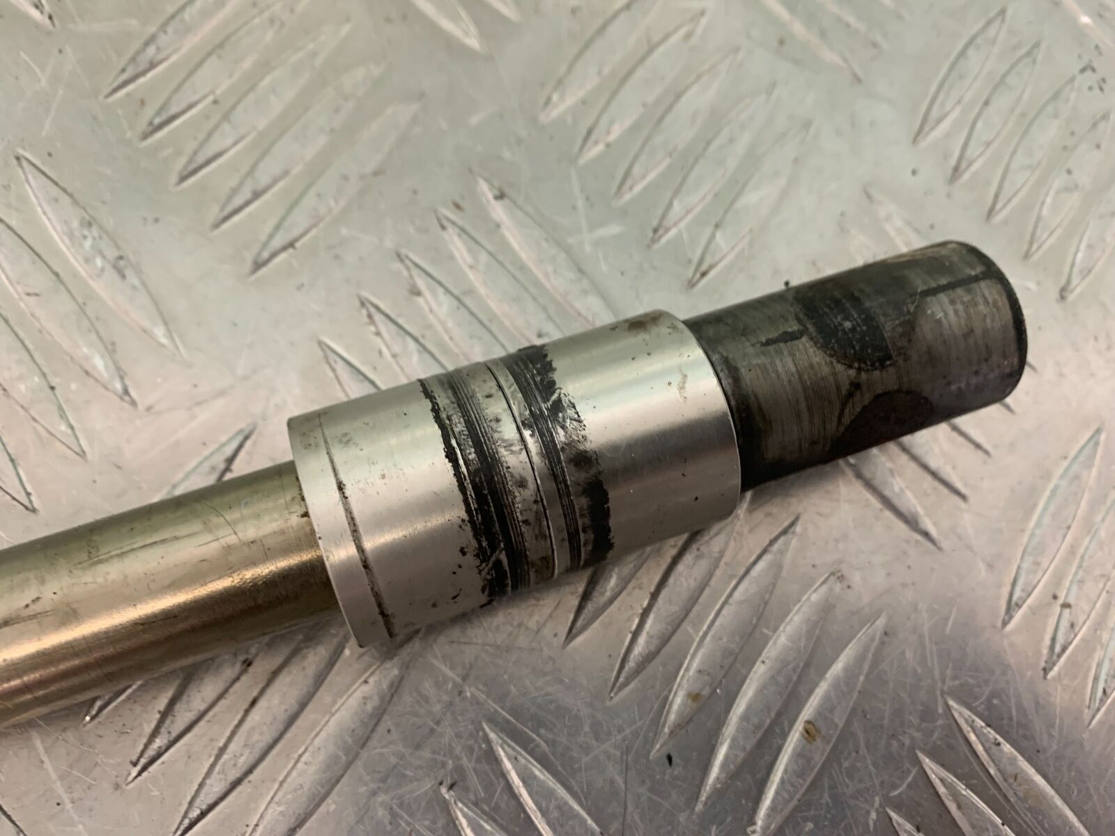 TRIUMPH 675 STREET TRIPLE FRONT WHEEL SPINDLE  YEAR 2008 (STOCK 984)
