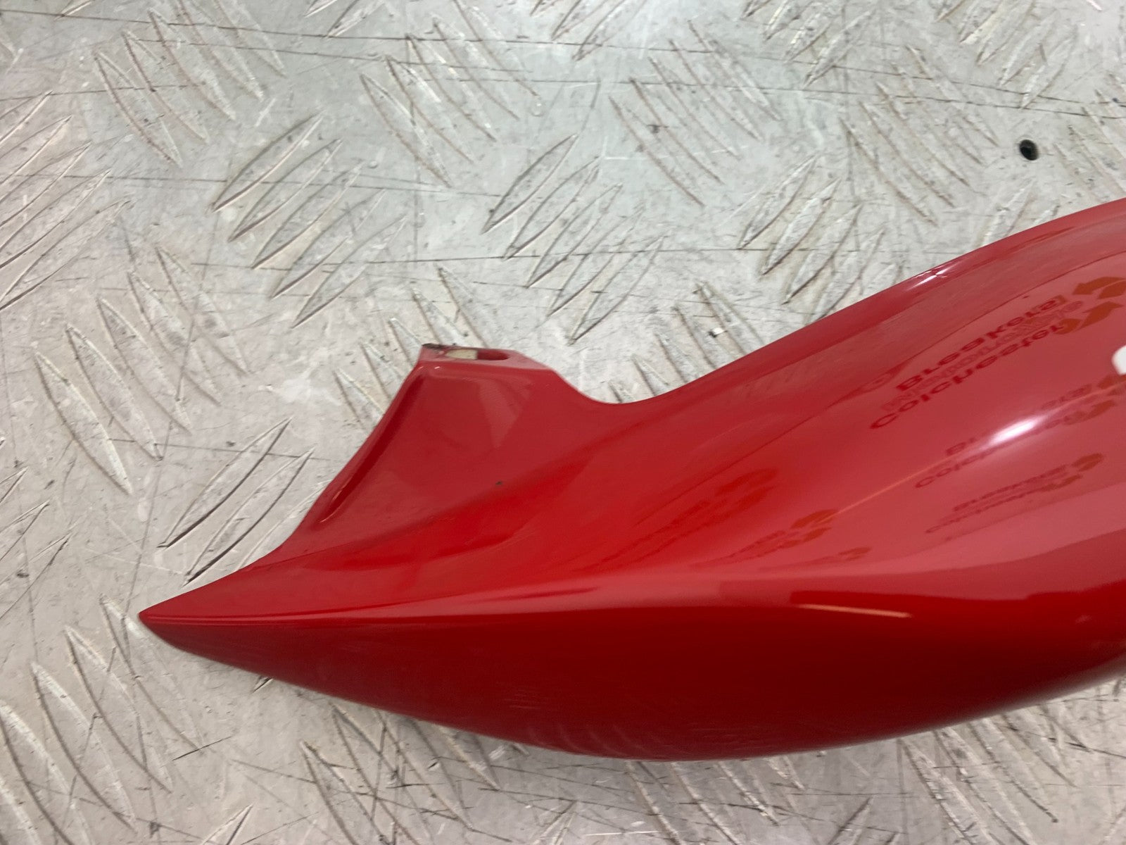 TRIUMPH 675 STREET TRIPLE R LEFT SEAT PANEL YEAR 2013 - 2016 (CMB1221)