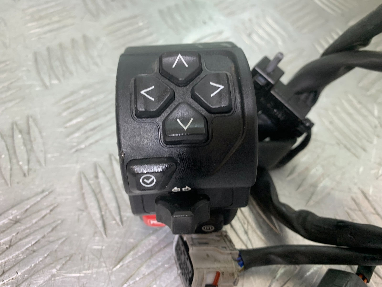 TRIUMPH TRIDENT 660 LEFT SWITCH GEAR  YEAR 2021-2024 (CMB1295)