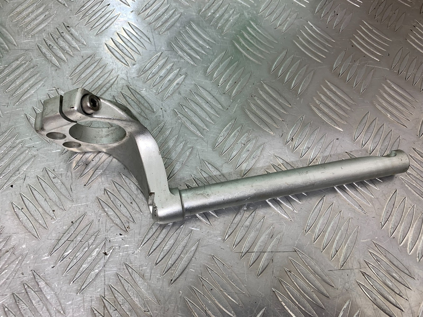 TRIUMPH 955i SPRINT ST RIGHT HANDLEBAR YEAR 1999-04 (CMB1230)