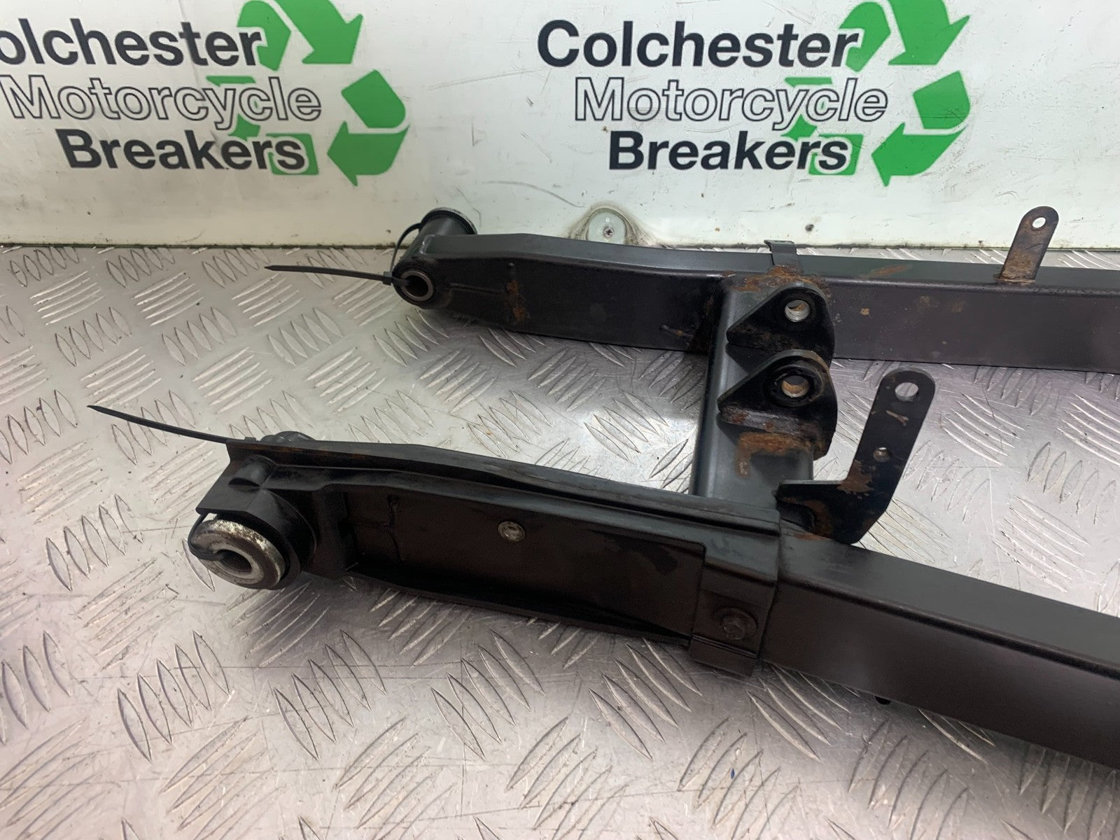 YAMAHA XJ6 XJ6-S SWINGARM  YEAR 2009-2015  (CMB1212)