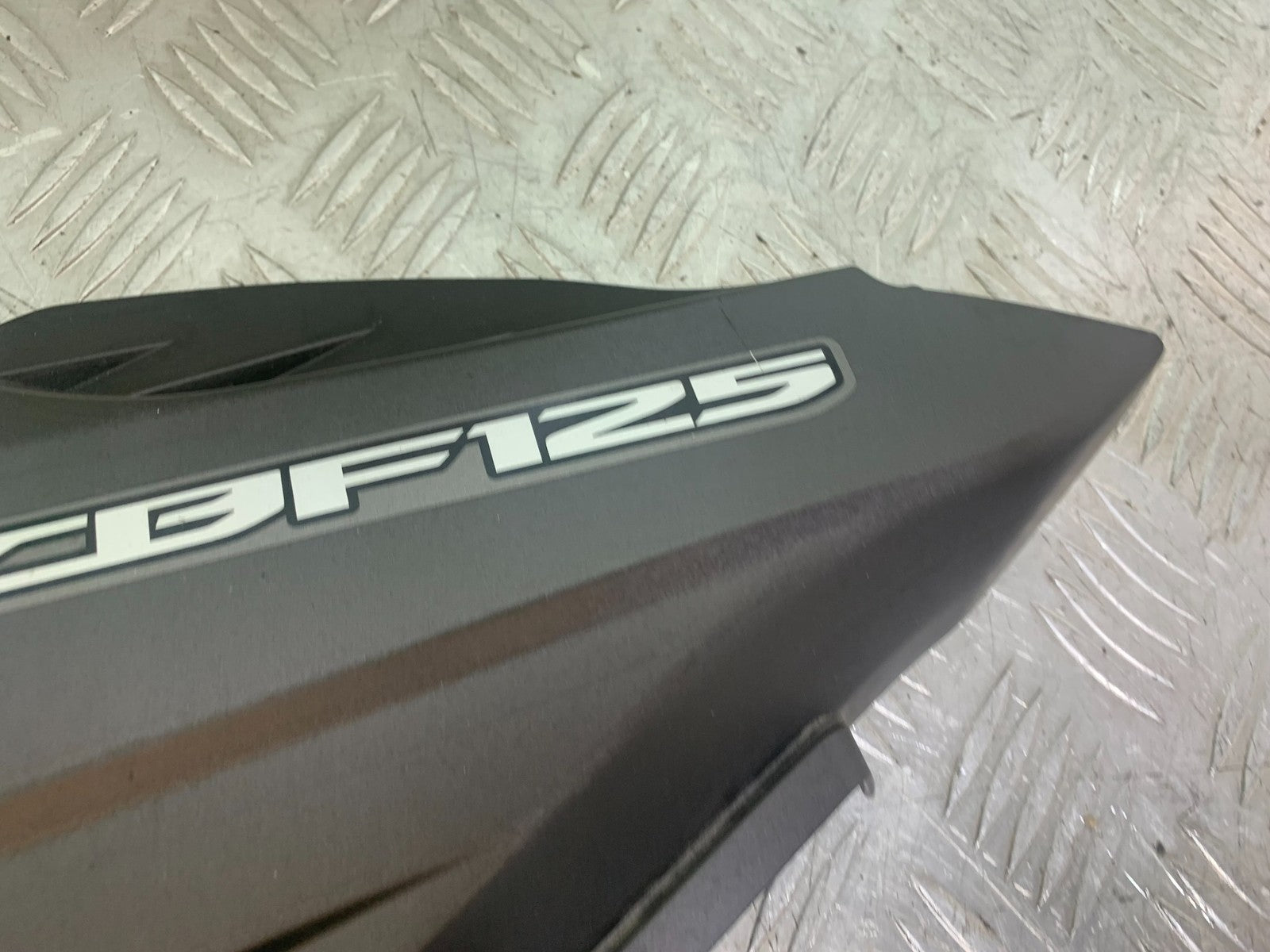 HONDA CBF125 CBF 125 LEFT SEAT PANEL  YEAR 2009-14  (CMB1172)