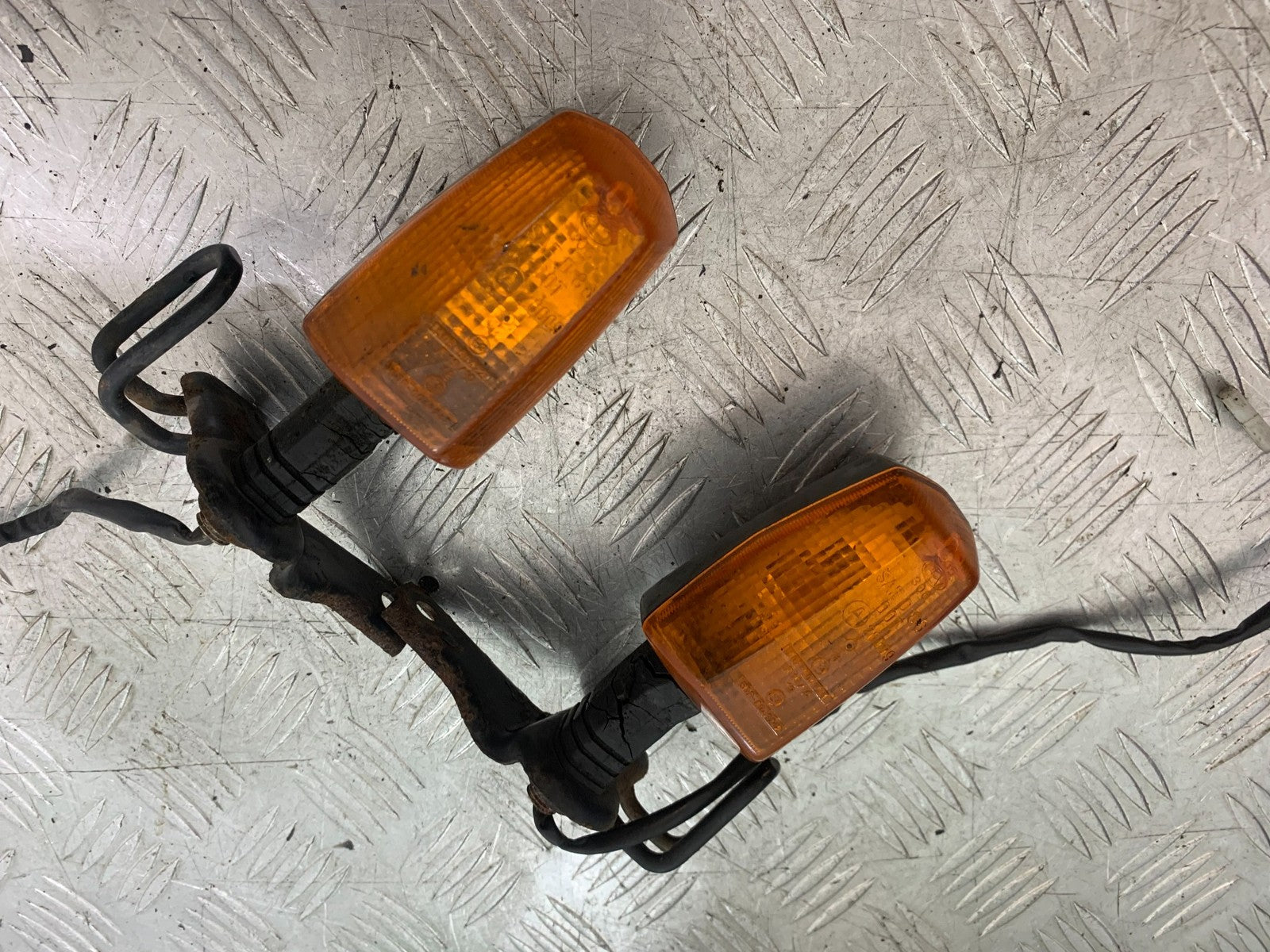 TRIUMPH TROPHY 900 REAR INDICATORS YEAR 1991-95 (CMB1251)