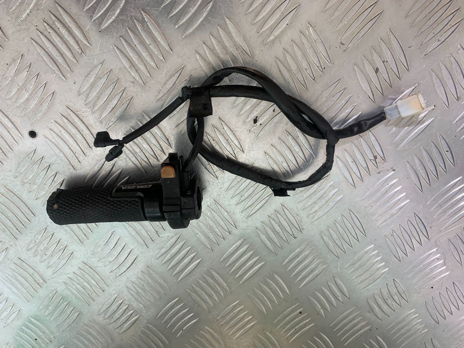 HONDA CBR125 CBR 125 RIGHT SWITCH GEAR   YEAR 2007-10 (CMB1004)