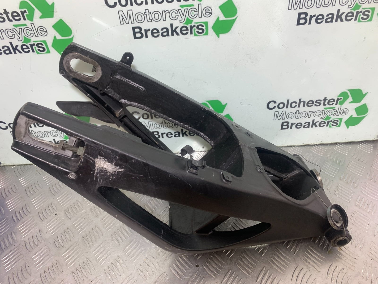 YAMAHA YZF R1 SWINGARM    YEAR 2004-2006 (CMB1155)