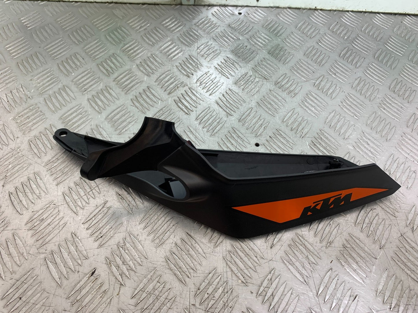 KTM DUKE 125 LEFT SEAT PANEL YEAR 2017-2022 (CMB1274)