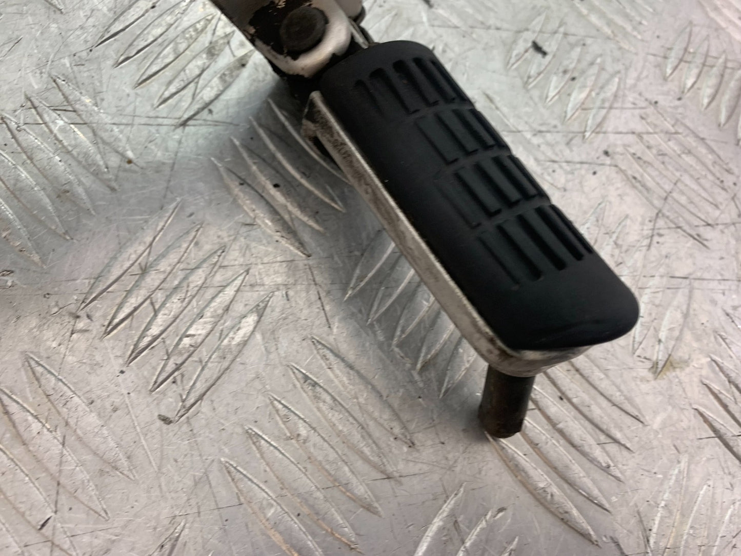 HONDA VFR800 PRE V-TEC FRONT LEFT HANGER AND PEG YEAR 1998-2001 (CMB1233)