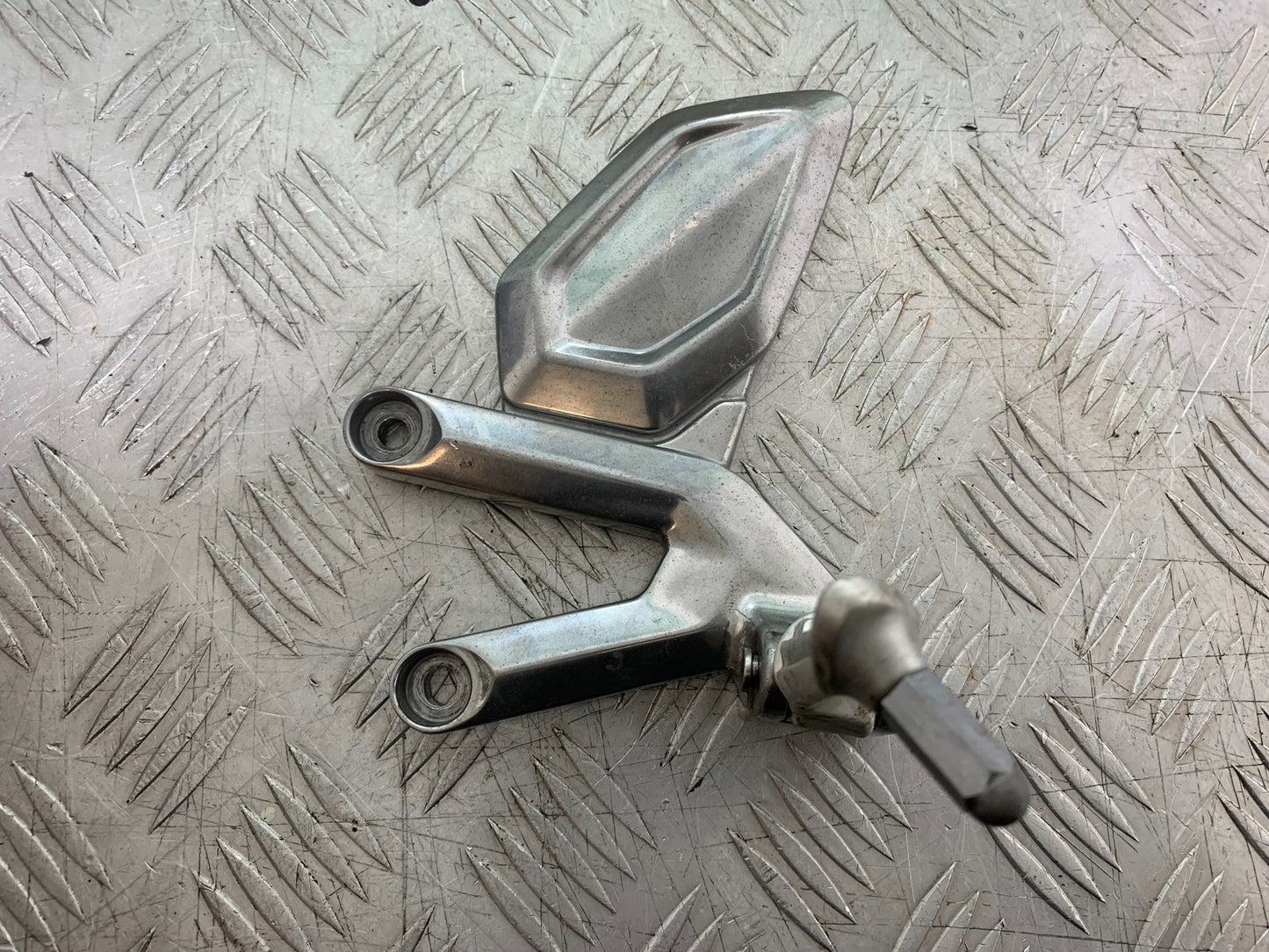 TRIUMPH TRIDENT 660 FRONT LEFT HANGER AND PEG  YEAR 2021-2024 (CMB1295)