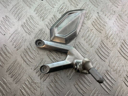 TRIUMPH TRIDENT 660 FRONT LEFT HANGER AND PEG  YEAR 2021-2024 (CMB1295)