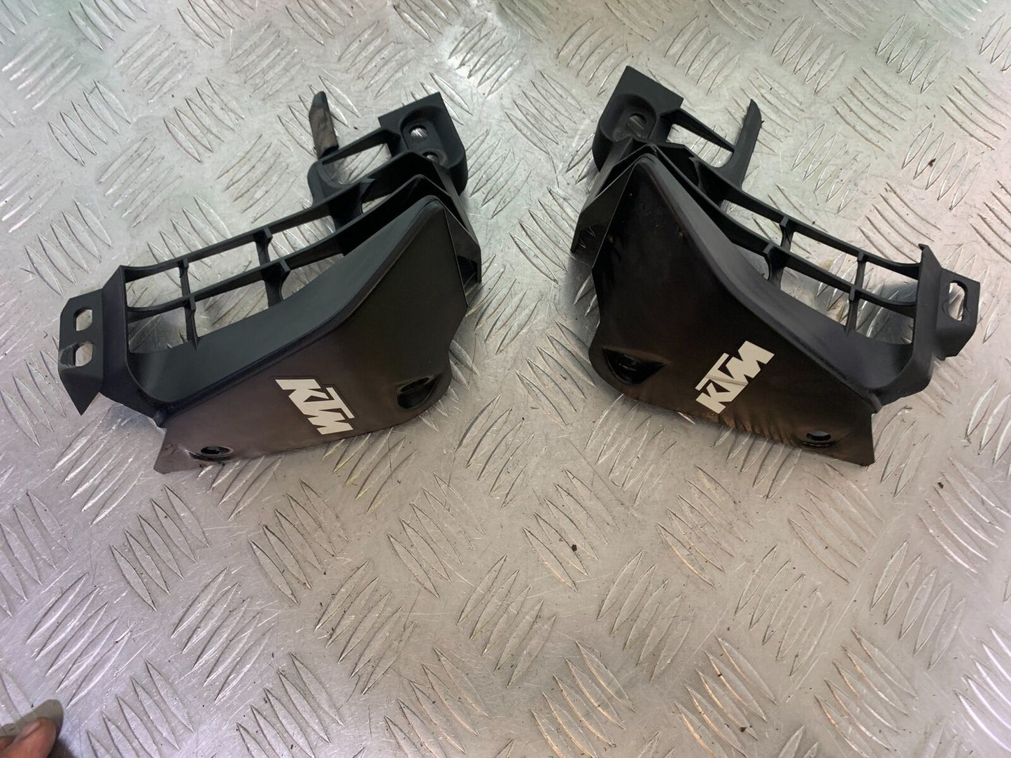 KTM 125 DUKE LEFT AND RIGHT RADIATOR COWLS   YEAR 2018-2023 (CMB1083)